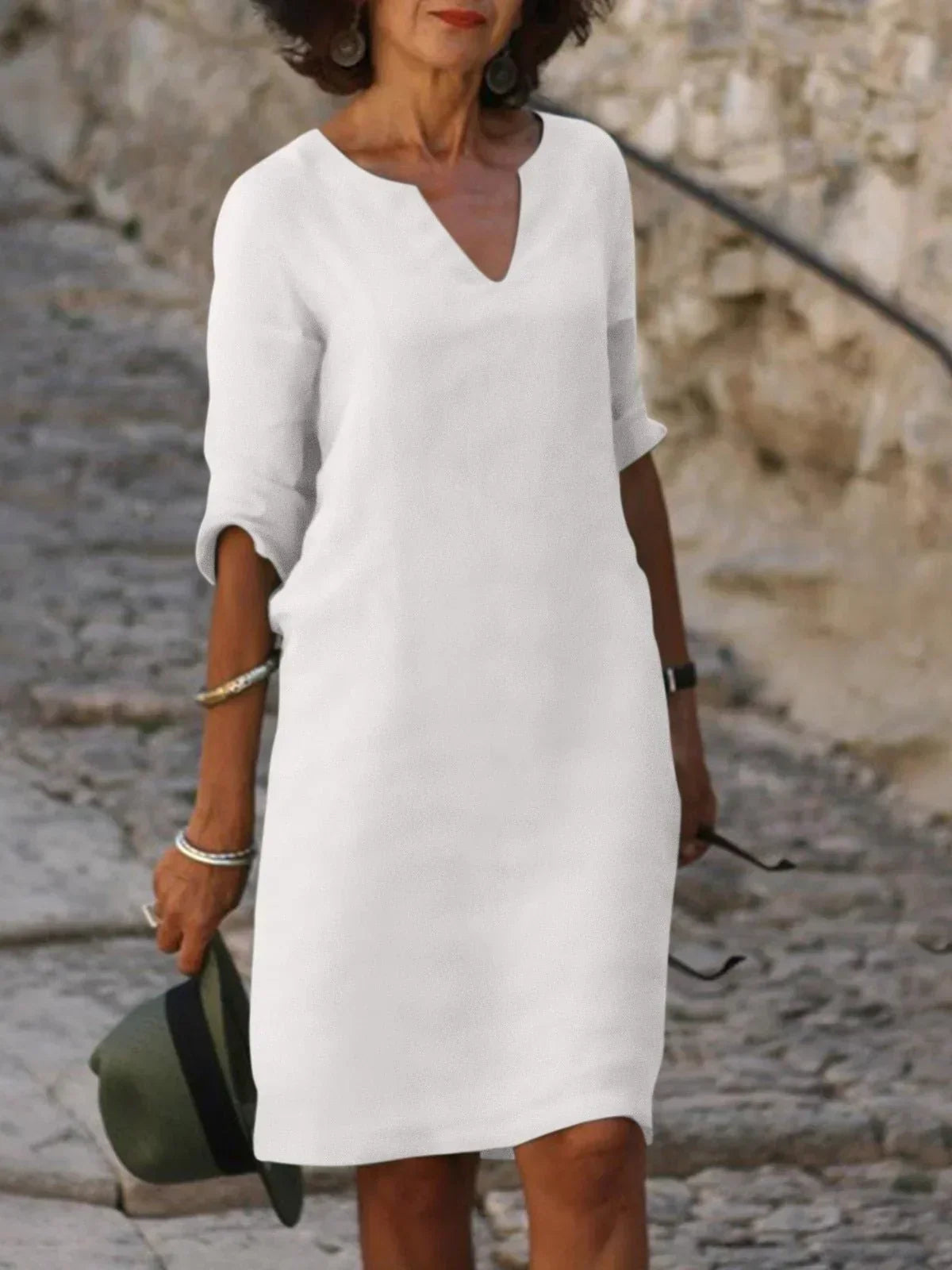 Saoirse™ - Robe élégante à col en V flatteur qui dissimule le ventre