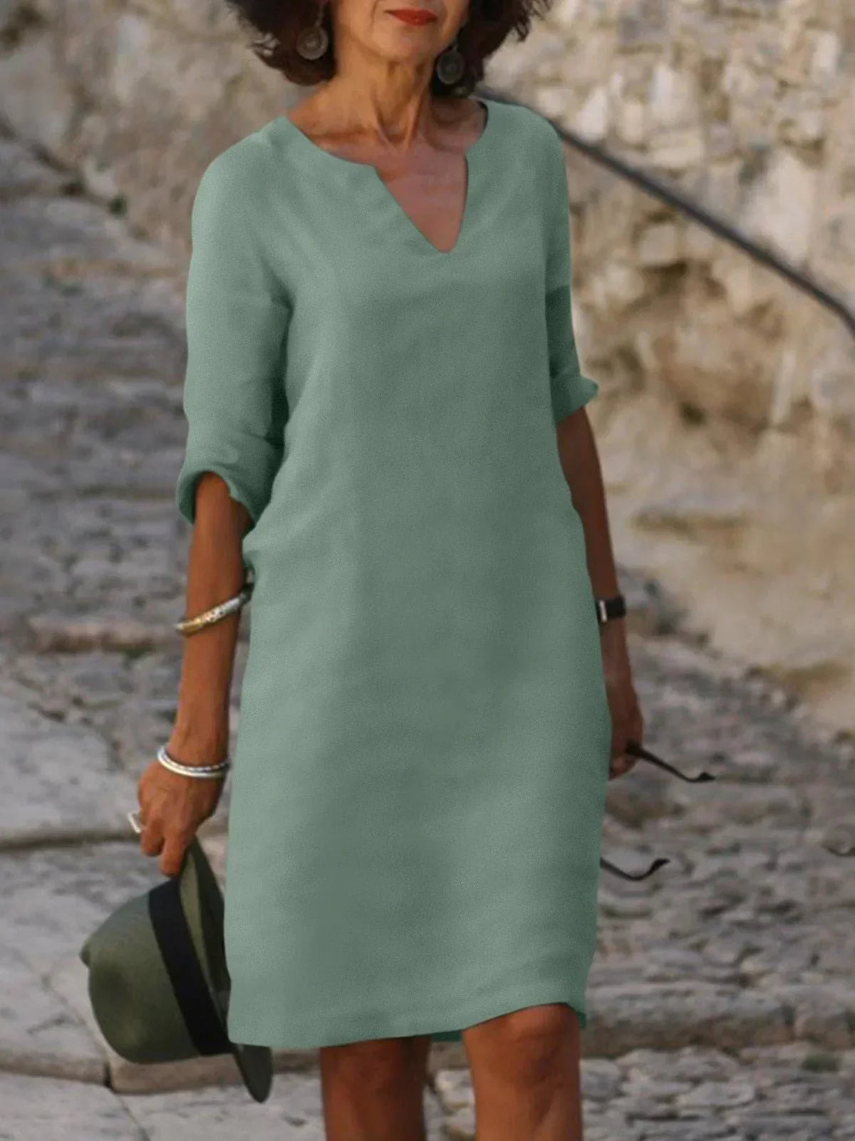 Saoirse™ - Robe élégante à col en V flatteur qui dissimule le ventre