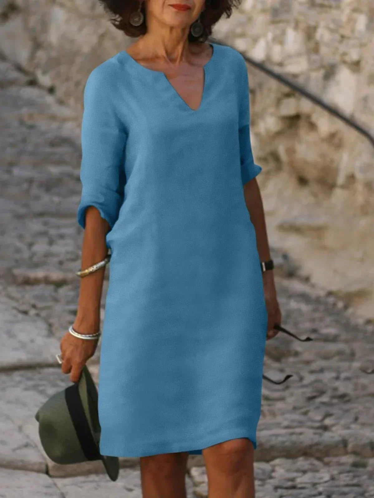 Saoirse™ - Robe élégante à col en V flatteur qui dissimule le ventre